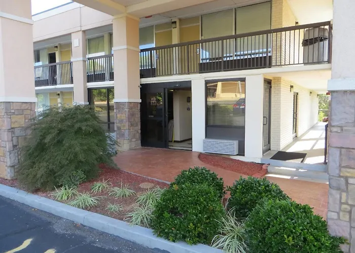 Best Newport Mansions Hotels for Opulent Stays